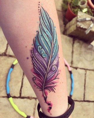 Tatouage plume colorée turquoise et rose